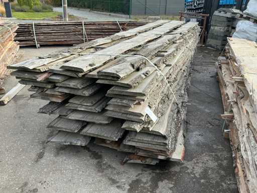 Série de planches de tronc d’arbre sciées