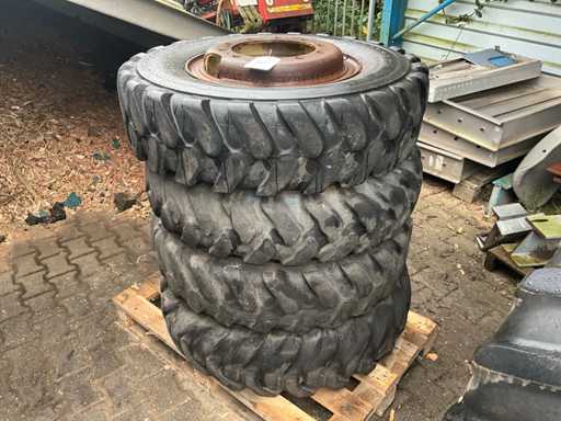 Solideal 10.00-20 Tire with rim (4x)