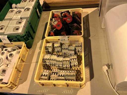 Switching material and plugs in plastic crate (2x)