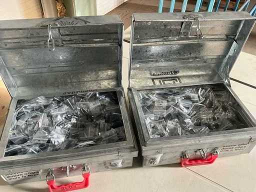 2 valises vis et boulons