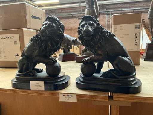 Löwe auf Base mit Ball, Buchend, (2x)