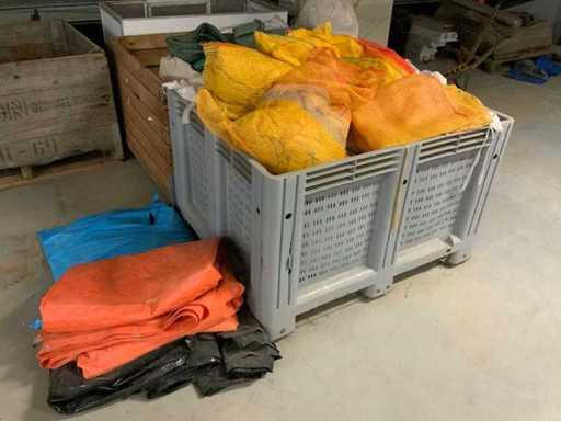 Eine Charge Kartoffelnetze, Gewasnets, Segel usw