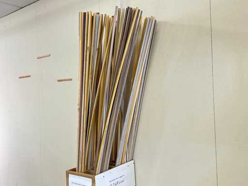 Partia przypodłogowych taśm przypodłogowych o długości 240 cm