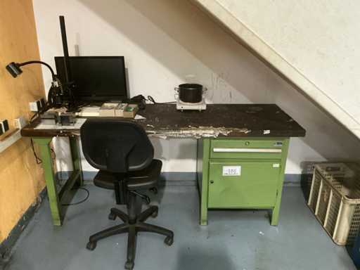 Arbeitsbank mit Inhalten