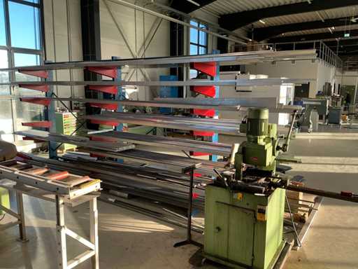 Kragarmregal ohne Inhalt