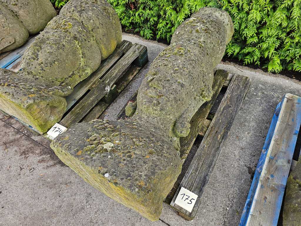 Sculpture de jardin femme balinaise avec bol d’oiseau abreuvement pierre de lave