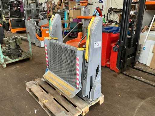 2003 RICON K2005-T10100109 Rollstuhl-Lift