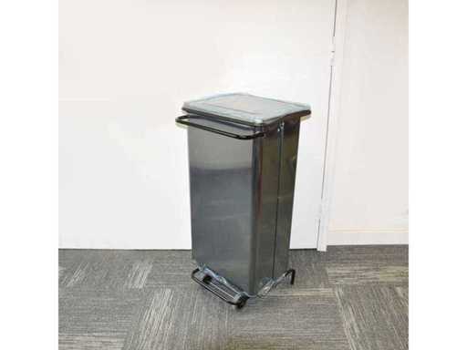 Mobile pedal bin