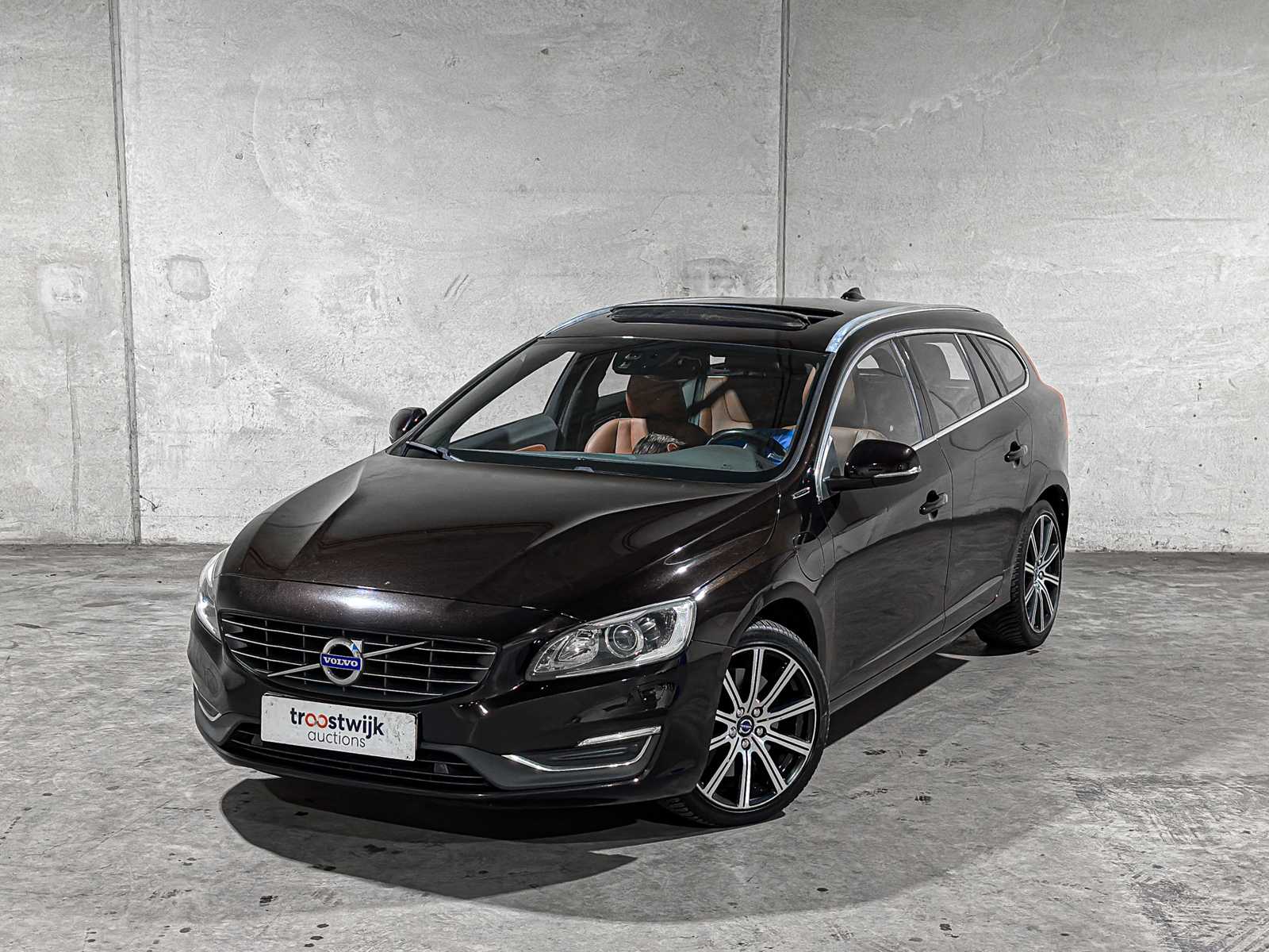 Volvo V60 2.4 D6 Twin Engine Summum 220hp 2015 Plug-In Hybrid, HR-946-F