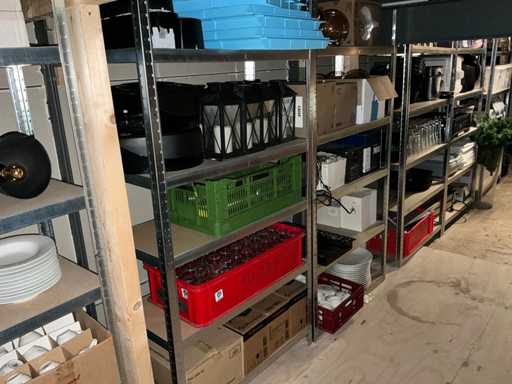 Inhoud stelling divers servies, lampen en decoratie