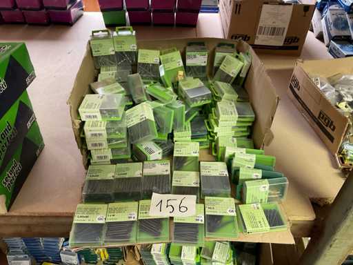 blisters met nagels en staal nagels ; muurhaken