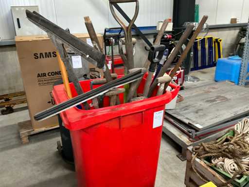 Bak met divers gereedschap