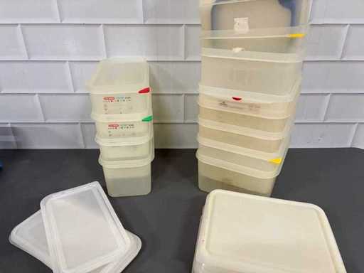 Araven – Charge von Plastikbehältern