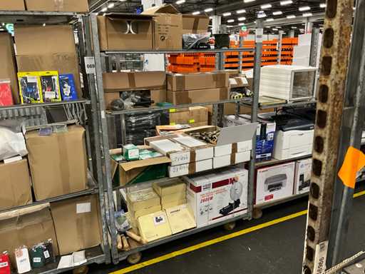 Lotto di utensili da costruzione e da giardino restituiti merci