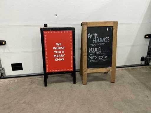 Indicatoare pe trotuar (2x)