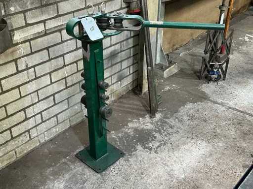 Universal bending machine