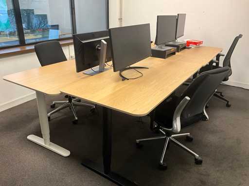 Electrically adjustable desk (4x)