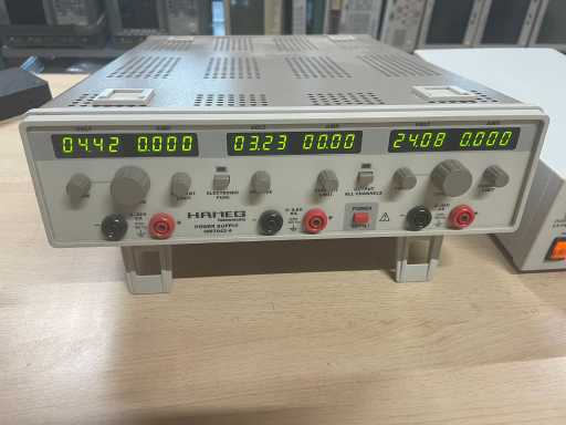 HAMEG - HM7042-4 - Drievoudige Voeding