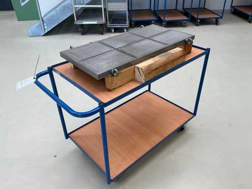 Zero-point clamping plate on workshop trolley