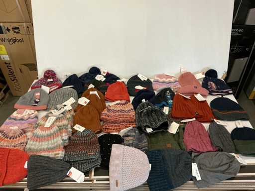 Partia różnych czapek Barts/Maximo (45x)