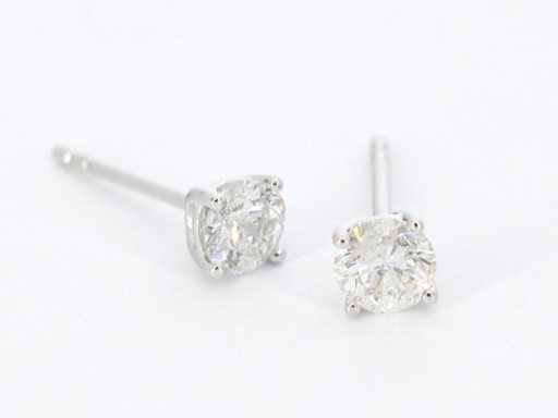 Boucles d’oreilles solitaires en or blanc avec diamants