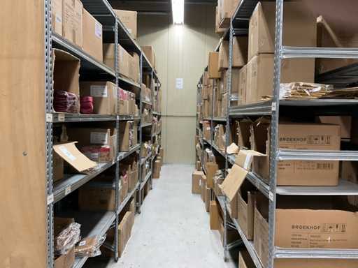 Partij tassen en bloem bijstekers