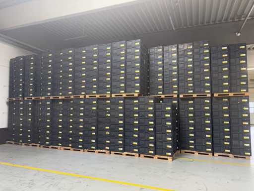   Beaucoup de boîtes en plastique