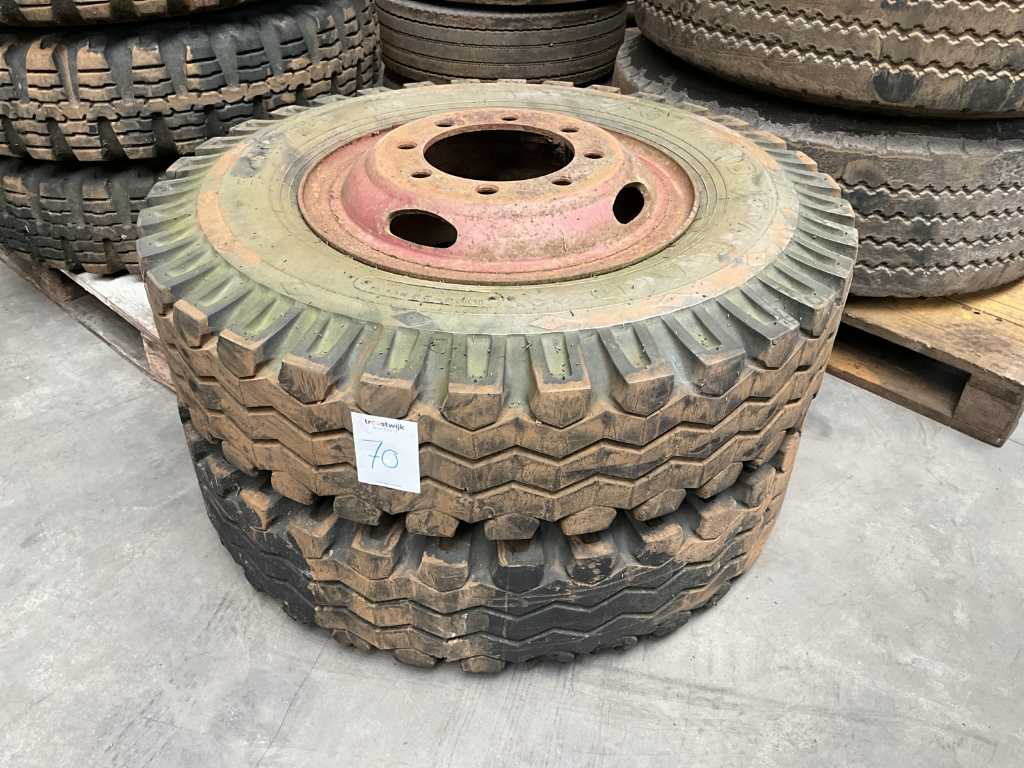 1000-20 LKW-Reifen (2x)