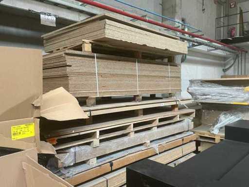 Un număr mare de material din foi de lemn