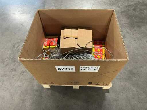 Partia z metalowymi kablami i zaciskami/połączeniami oraz taśmą