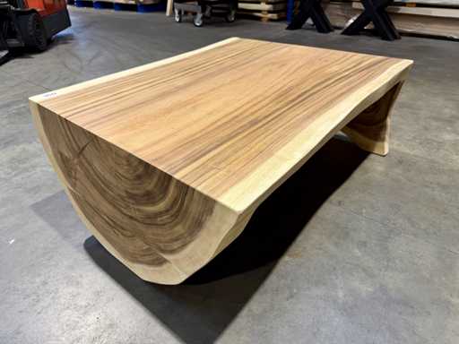 Table basse unique en cascade de Suer.