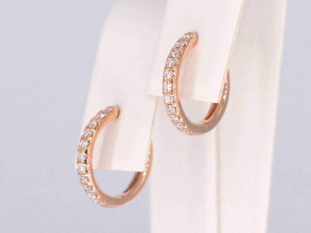 Boucles d’oreilles créoles en or rose avec diamants