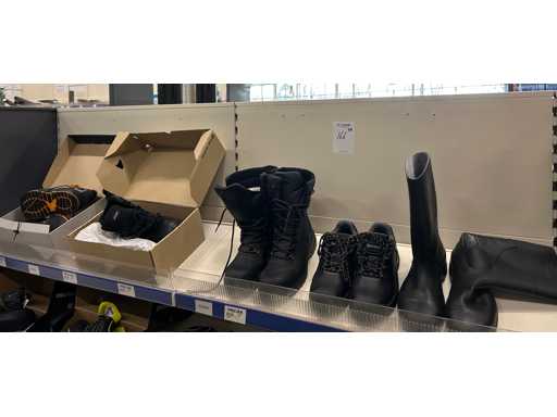 Arbeitsschuhe und Gummistiefel