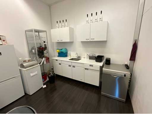 Diverse keukenbenodigdheden en witgoed