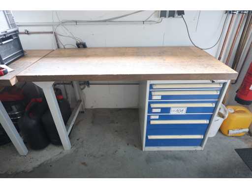   Werktisch mit Inhalt