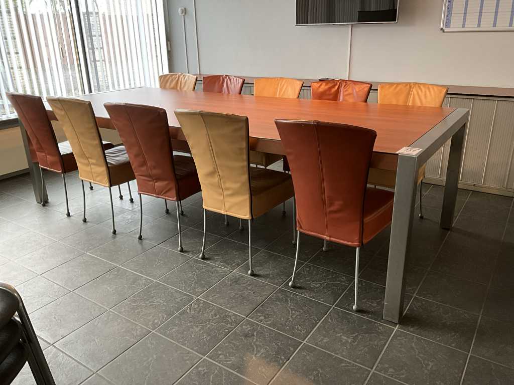 Konferenztisch und Stühle