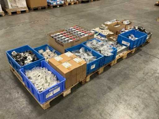 Grande lotto di vari materiali elettrici