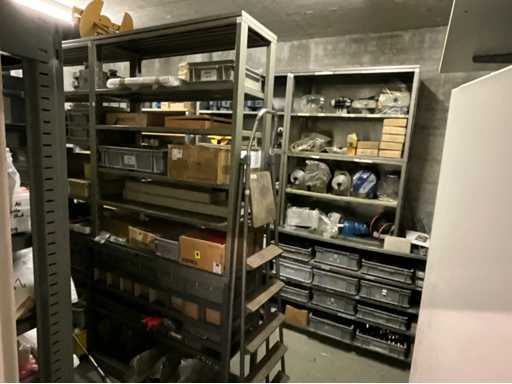 Inhoudsruimte met diverse werktuigmachines en onderdelen