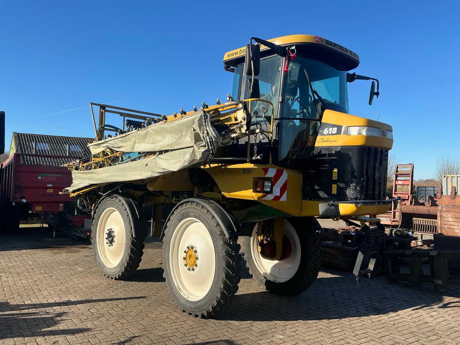 2000 Challenger Rogator 618 Sprayer