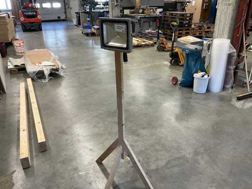 Reflektor na stojaku o wysokości około 170 cm 50W