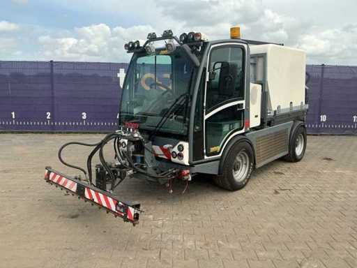 2013 - Boschung Pony - P4T RHD - Werktuigdrager met Sproeiarm