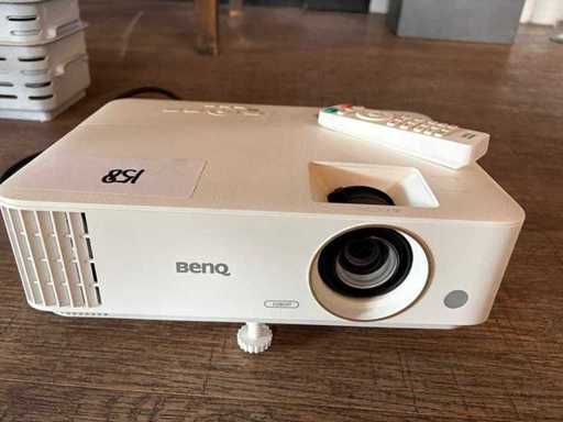 BenQ TH585 Projector with projection screen