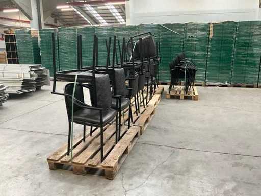 Fête de chaises de restaurant avec accoudoir