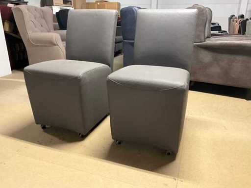 Chaise mobile en cuir (2x)