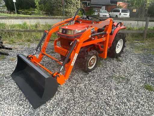Kubota B-Serie mit Katena Frontlader