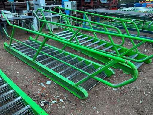 Scară de oțel cu platformă