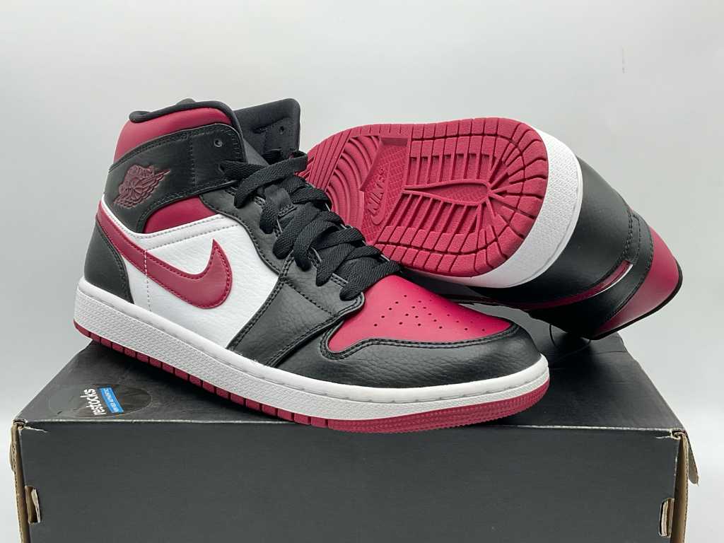 Jordan 1 outlet mid bred toe