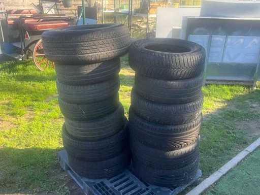 Beaucoup de pneus de voiture variés