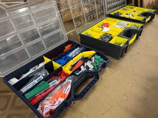 Partia podkładek, zacisków, śrub i złączek w 3 organizerach