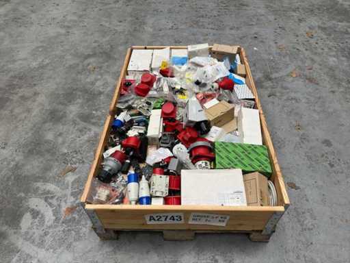 Partia materiałów instalacyjnych, prąd zasilania itp